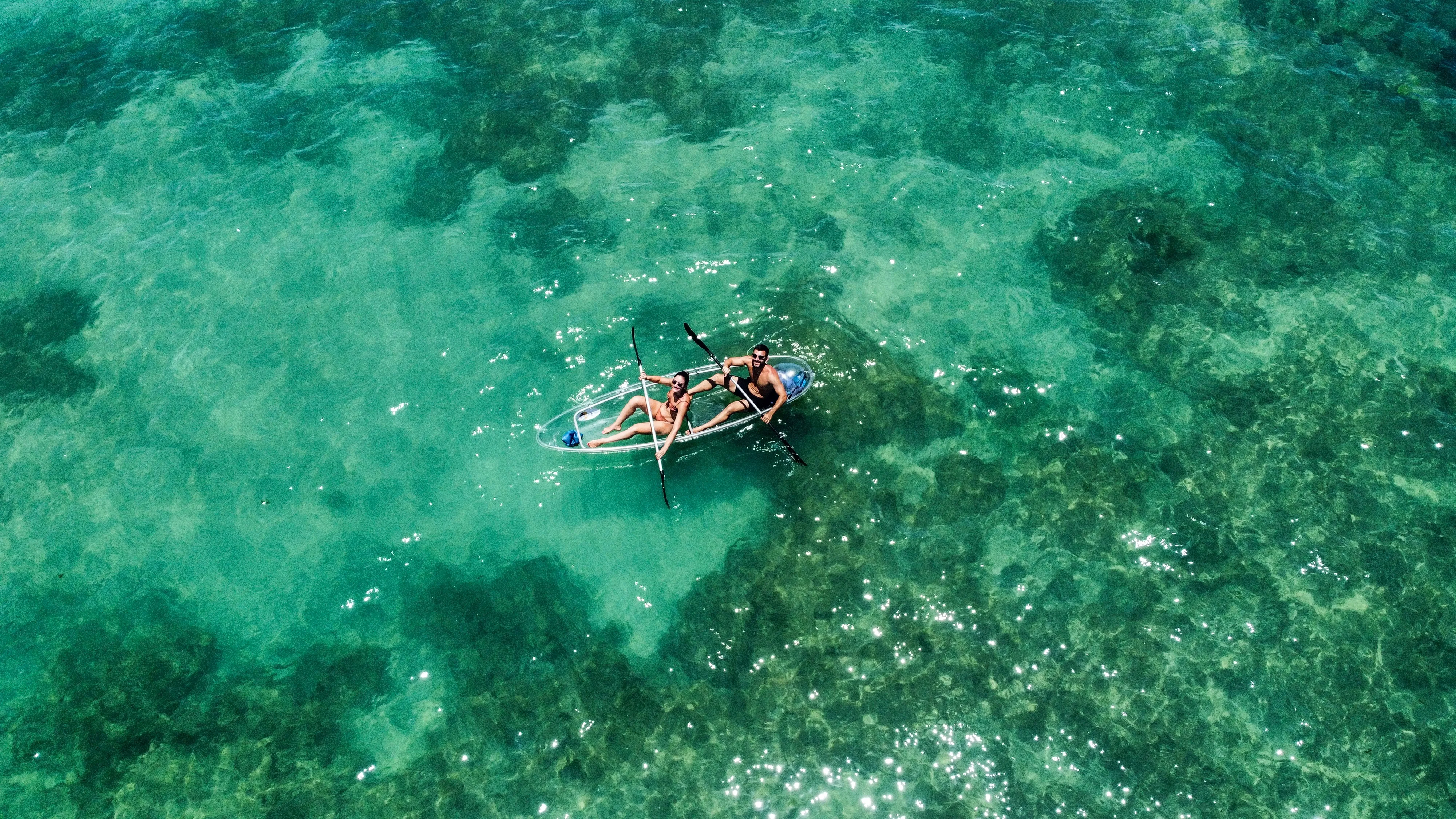 Remada Transparente — Veja o fundo do mar sem mergulhar.