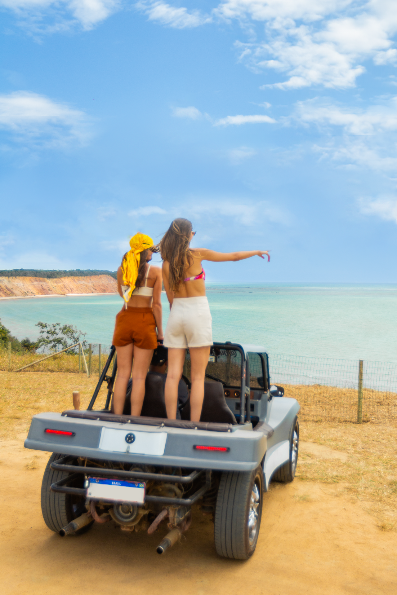 Praia do Carro Quebrado — Falésias e mar azul saindo de Maceió.