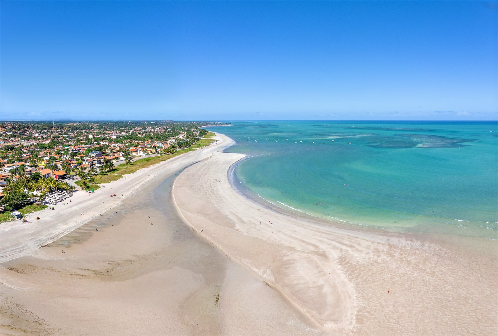 Paripueira — Praia calma e piscinas naturais saindo de Maceió.