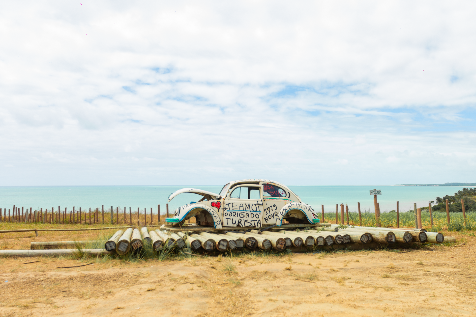 Praia do Carro Quebrado — Falésias e mar azul saindo de Maceió.