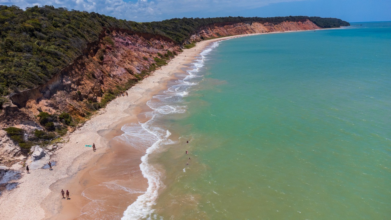 Praia do Carro Quebrado — Falésias e mar azul saindo de Maceió.