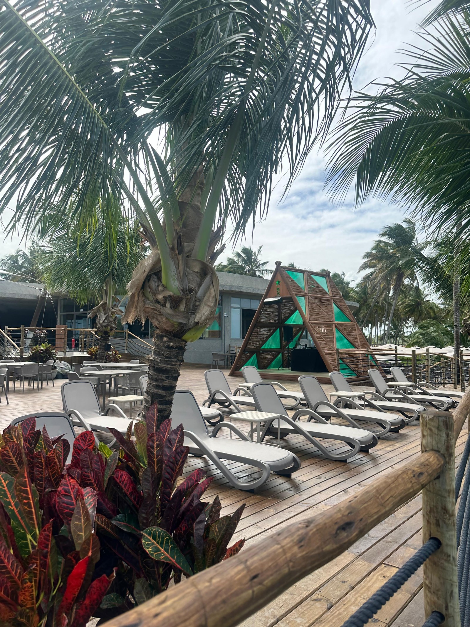 Praia do Carro Quebrado — Falésias e mar azul saindo de Maceió.