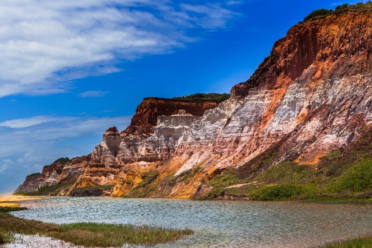 Praia do Gunga — Mar transparente, falésias coloridas e coqueirais infinitos.