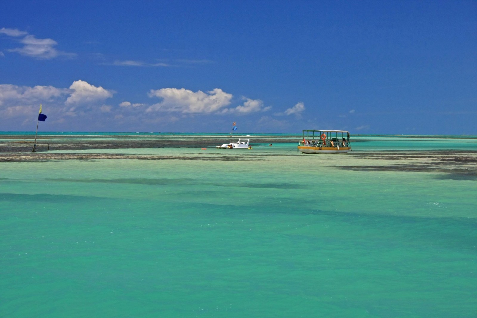 Paripueira — Praia calma e piscinas naturais saindo de Maceió.