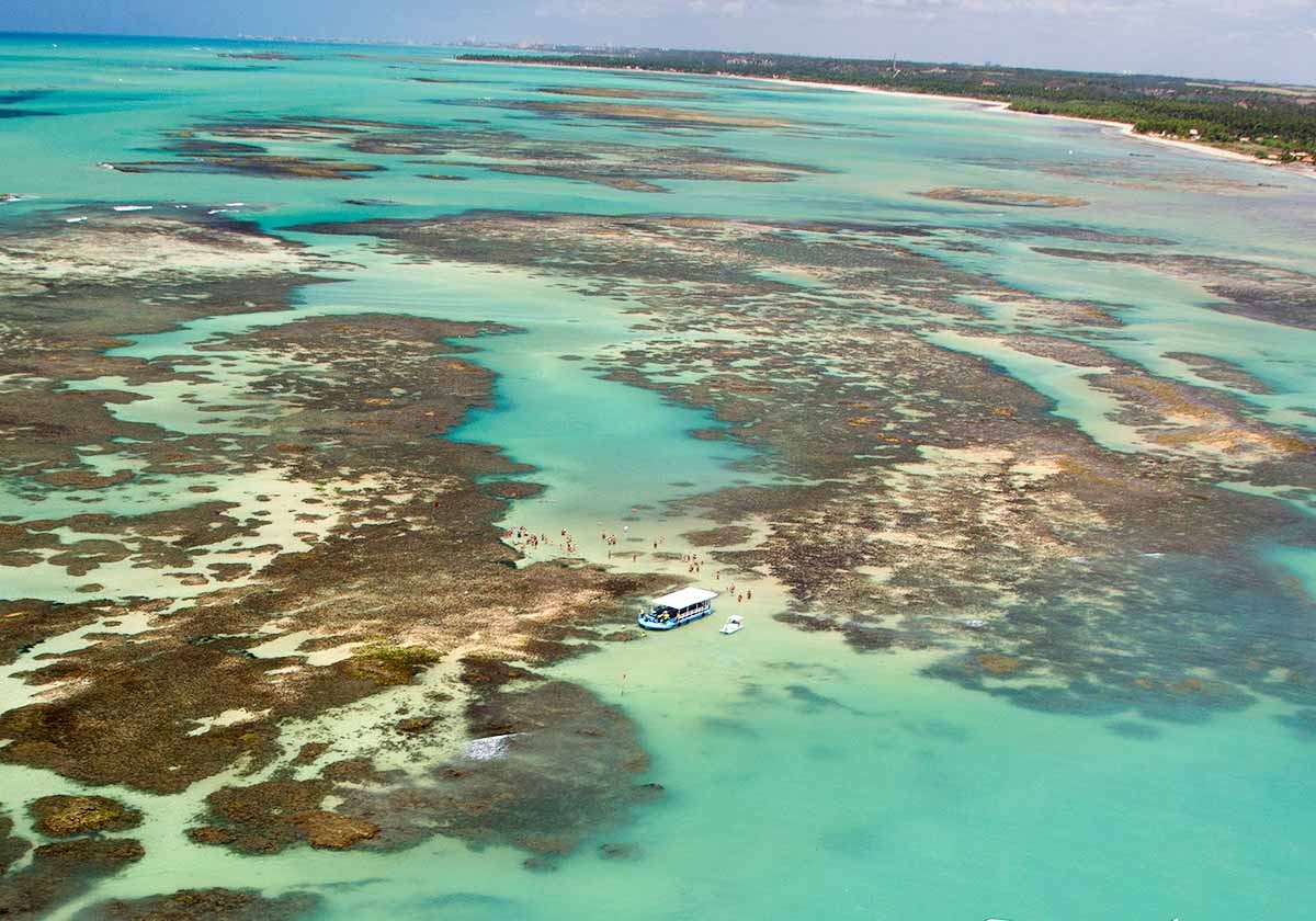 Paripueira — Praia calma e piscinas naturais saindo de Maceió.