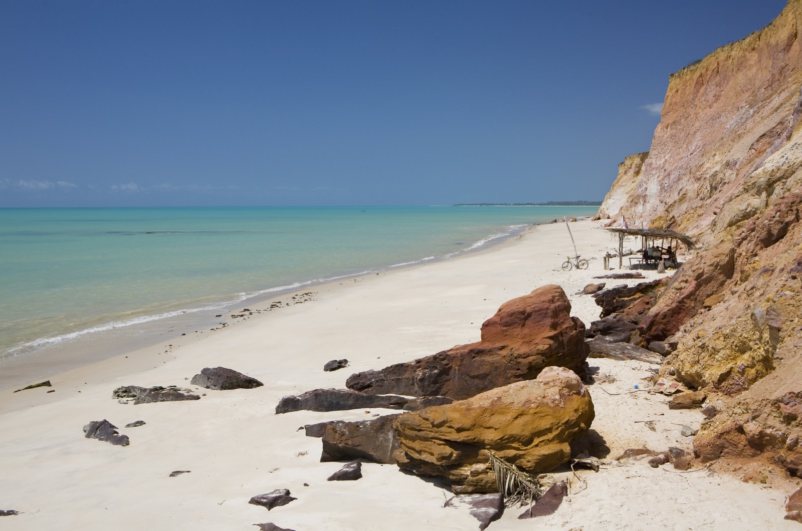 Paripueira — Praia calma e piscinas naturais saindo de Maceió.