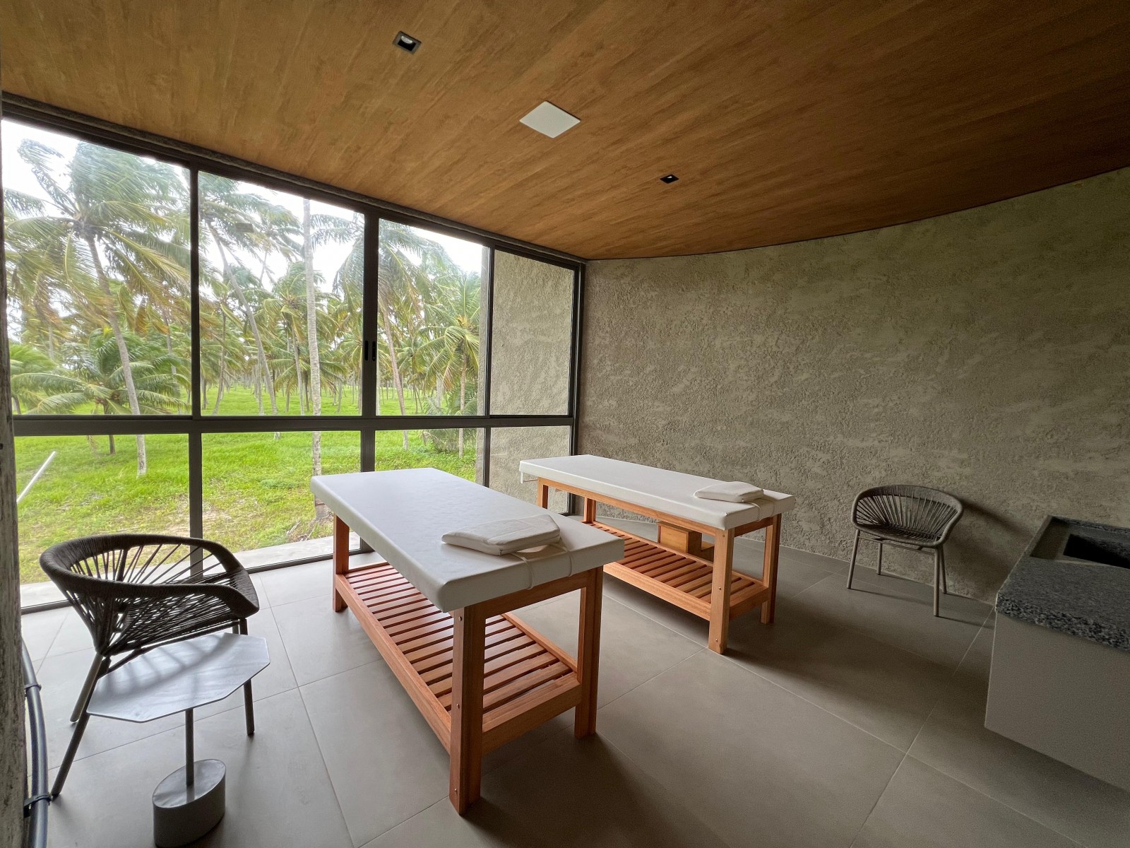 Praia do Carro Quebrado — Falésias e mar azul saindo de Maceió.