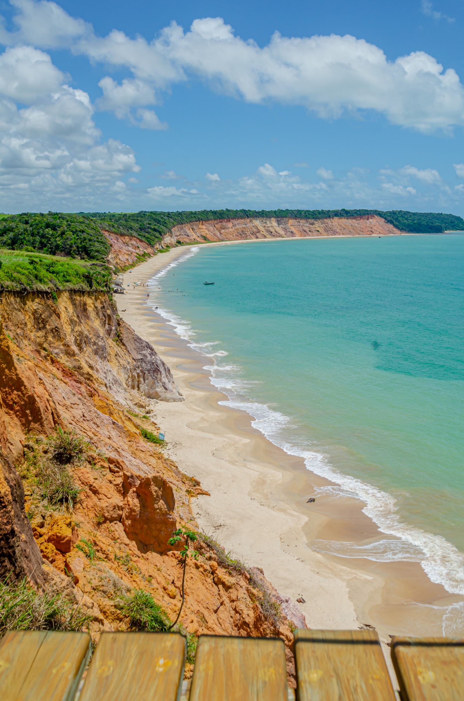 Praia do Carro Quebrado — Falésias e mar azul saindo de Maceió.